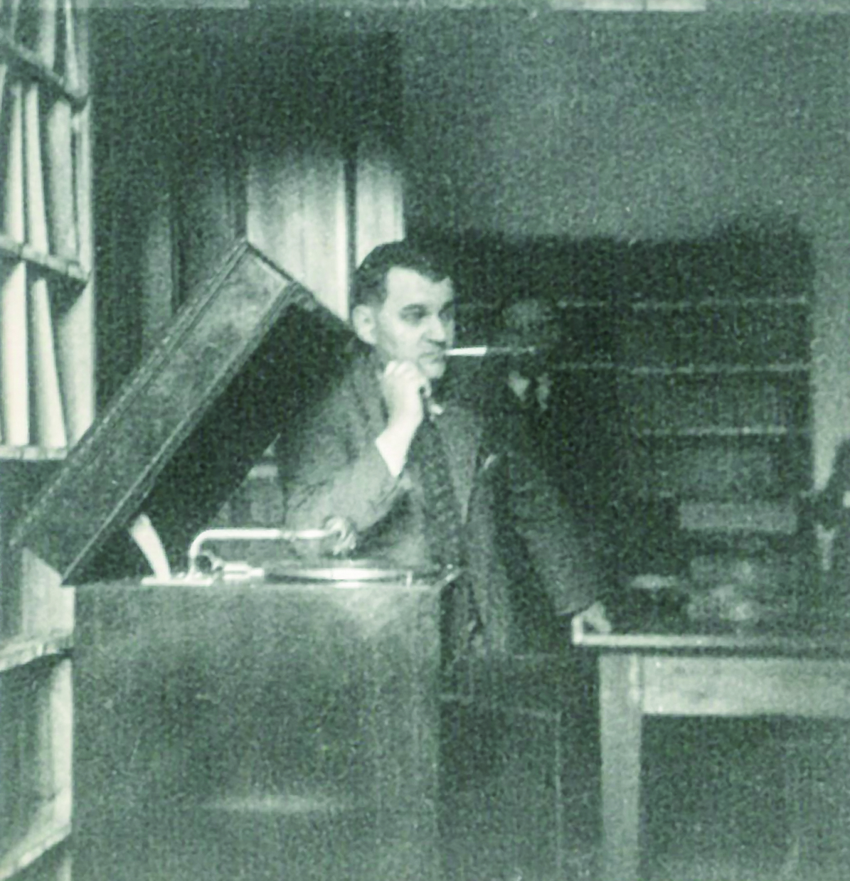 Vladimír Chmel (1901–1957) s gramofonem ve své kanceláři. Čtyřicátá léta